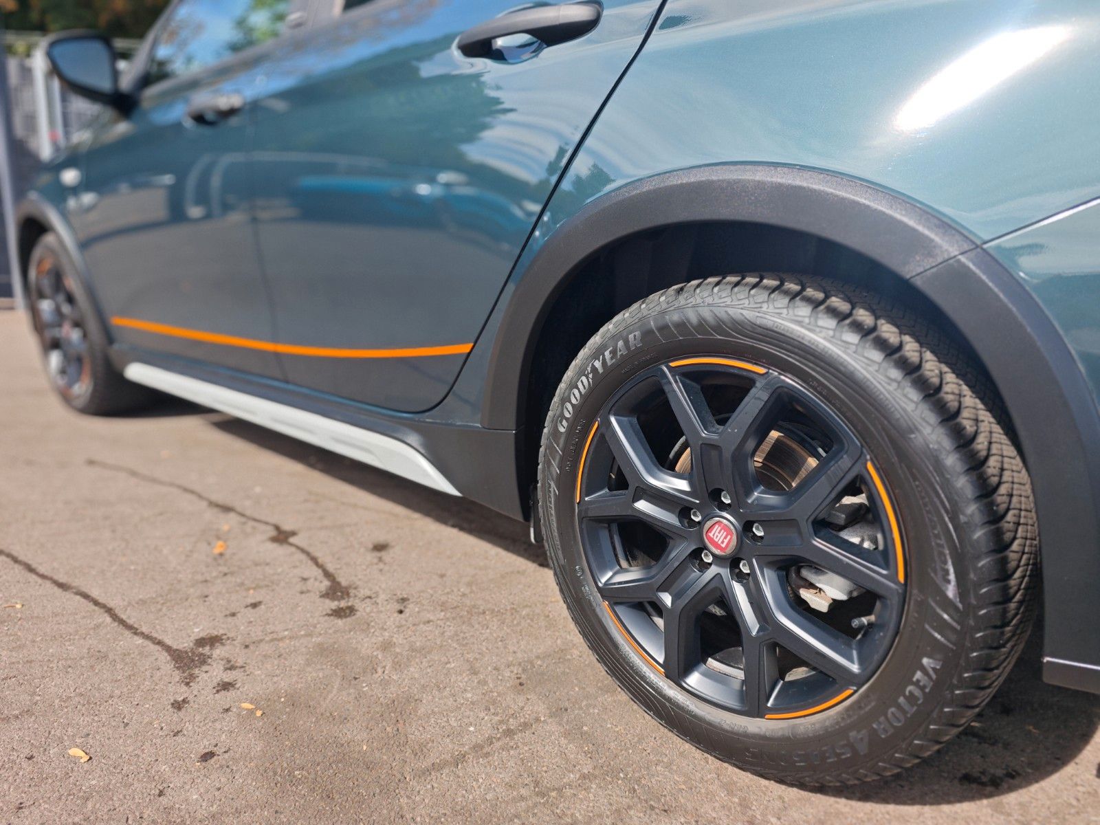 Fahrzeugabbildung Fiat TIPO CROSS *AUT*NAVI*KAM*KLIMA*VIRTUELL*GARMIN