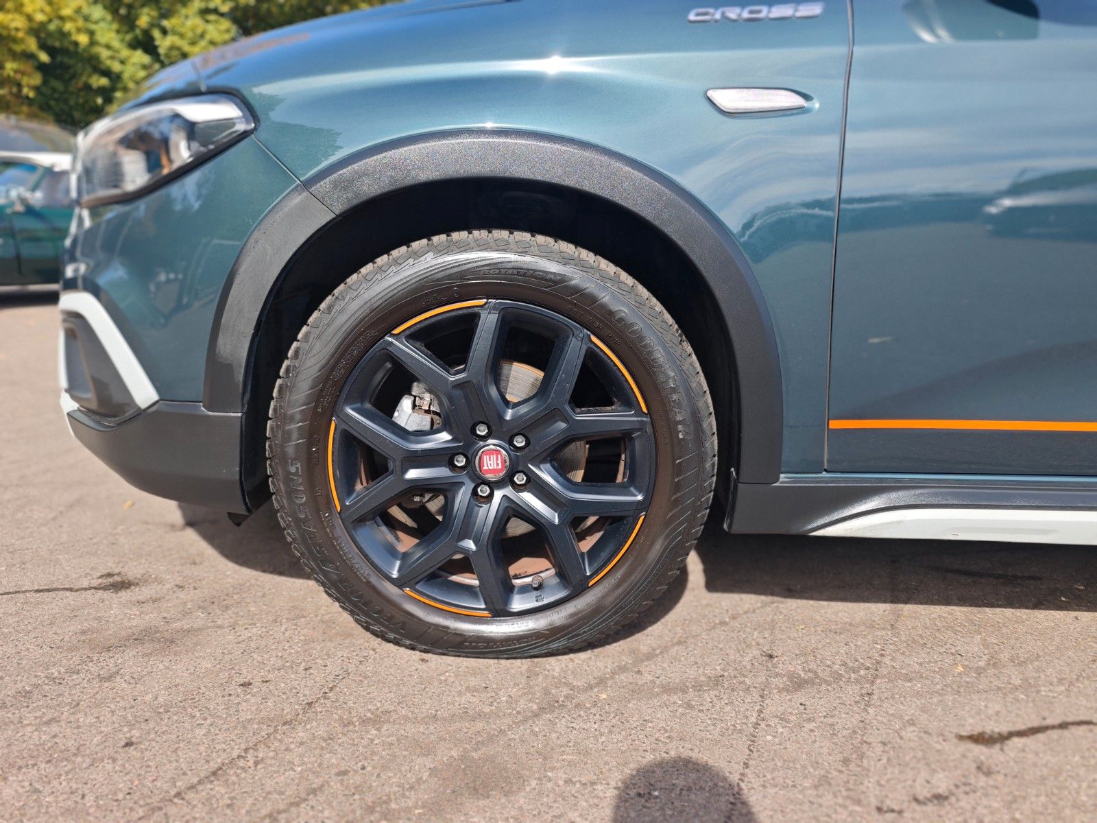 Fahrzeugabbildung Fiat TIPO CROSS *AUT*NAVI*KAM*KLIMA*VIRTUELL*GARMIN