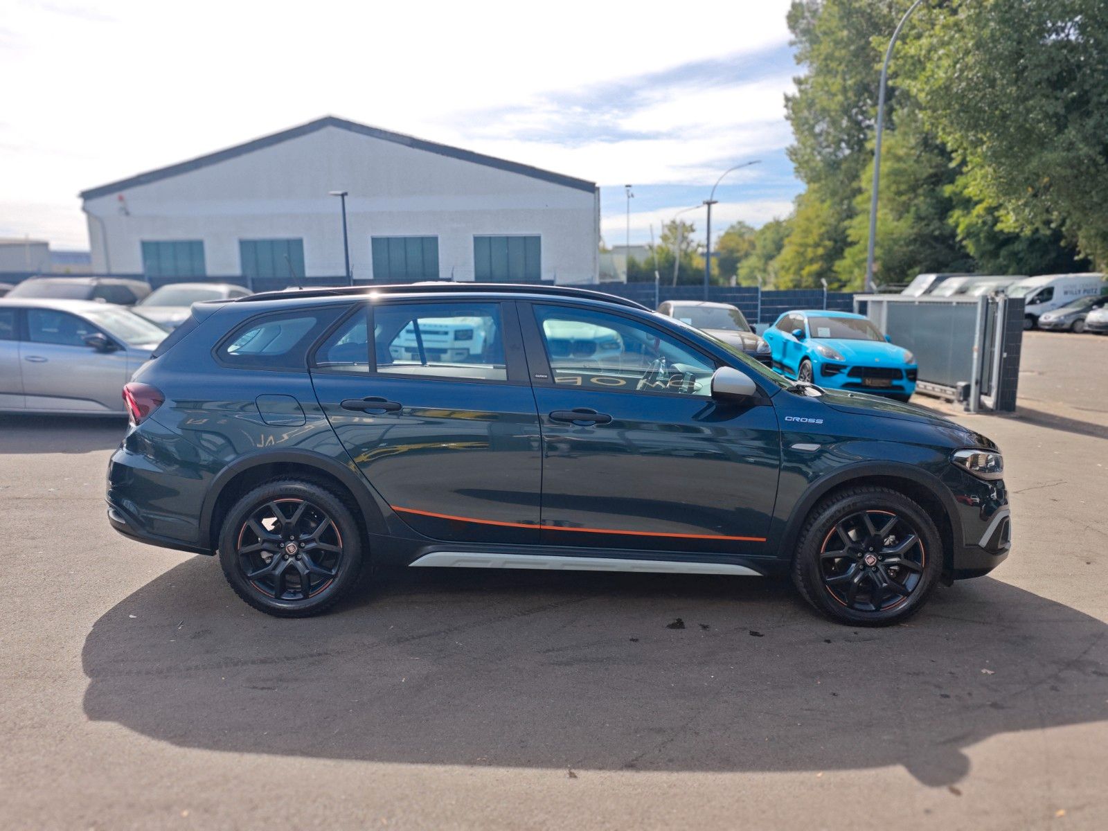 Fahrzeugabbildung Fiat TIPO CROSS *AUT*NAVI*KAM*KLIMA*VIRTUELL*GARMIN