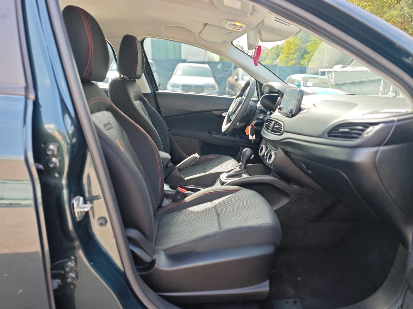 Fahrzeugabbildung Fiat TIPO CROSS *AUT*NAVI*KAM*KLIMA*VIRTUELL*GARMIN