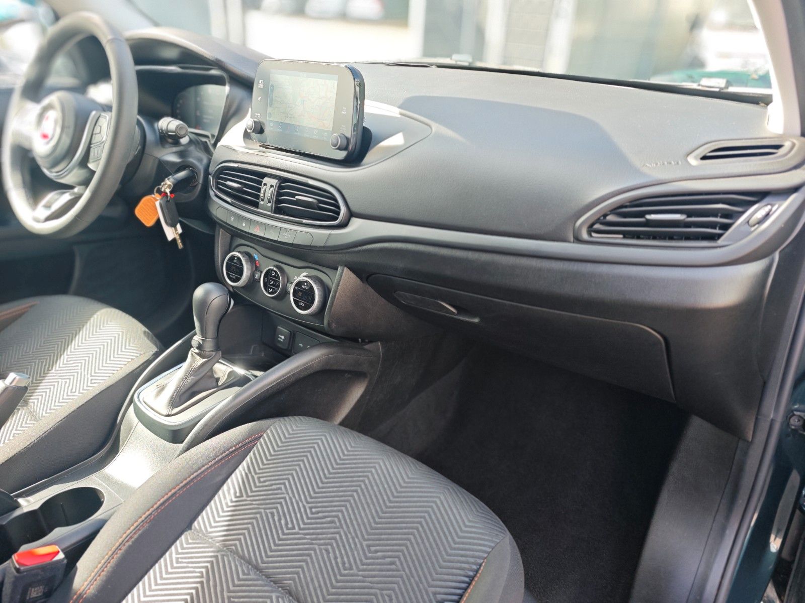 Fahrzeugabbildung Fiat TIPO CROSS *AUT*NAVI*KAM*KLIMA*VIRTUELL*GARMIN