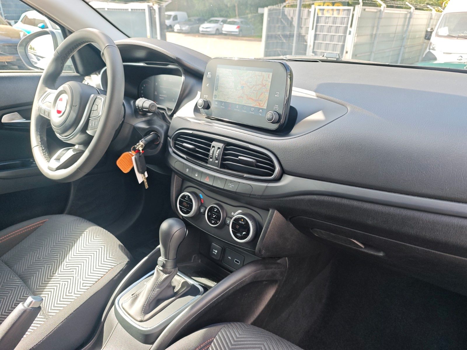 Fahrzeugabbildung Fiat TIPO CROSS *AUT*NAVI*KAM*KLIMA*VIRTUELL*GARMIN