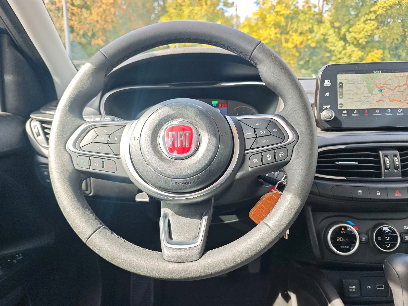 Fahrzeugabbildung Fiat TIPO CROSS *AUT*NAVI*KAM*KLIMA*VIRTUELL*GARMIN