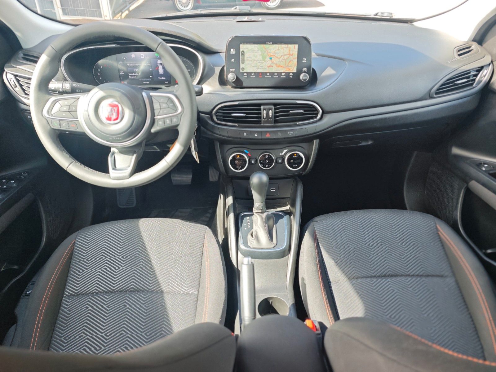 Fahrzeugabbildung Fiat TIPO CROSS *AUT*NAVI*KAM*KLIMA*VIRTUELL*GARMIN