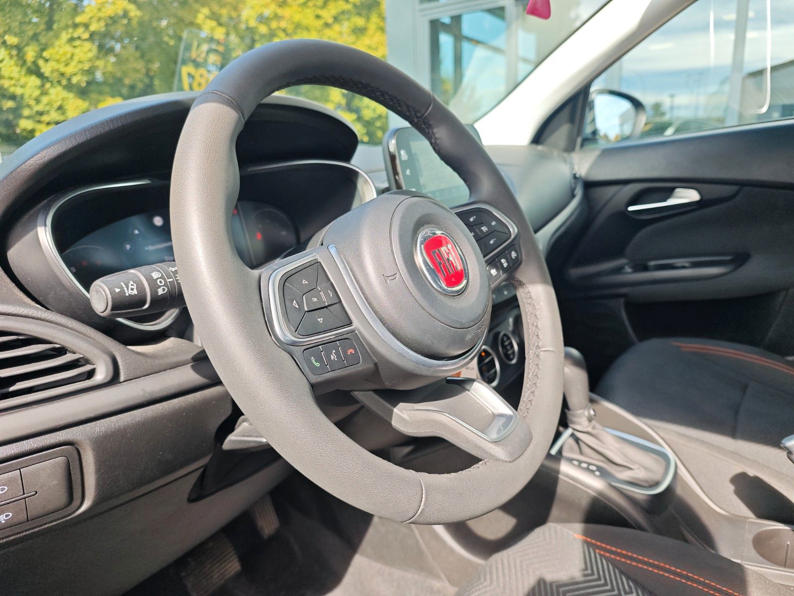 Fahrzeugabbildung Fiat TIPO CROSS *AUT*NAVI*KAM*KLIMA*VIRTUELL*GARMIN
