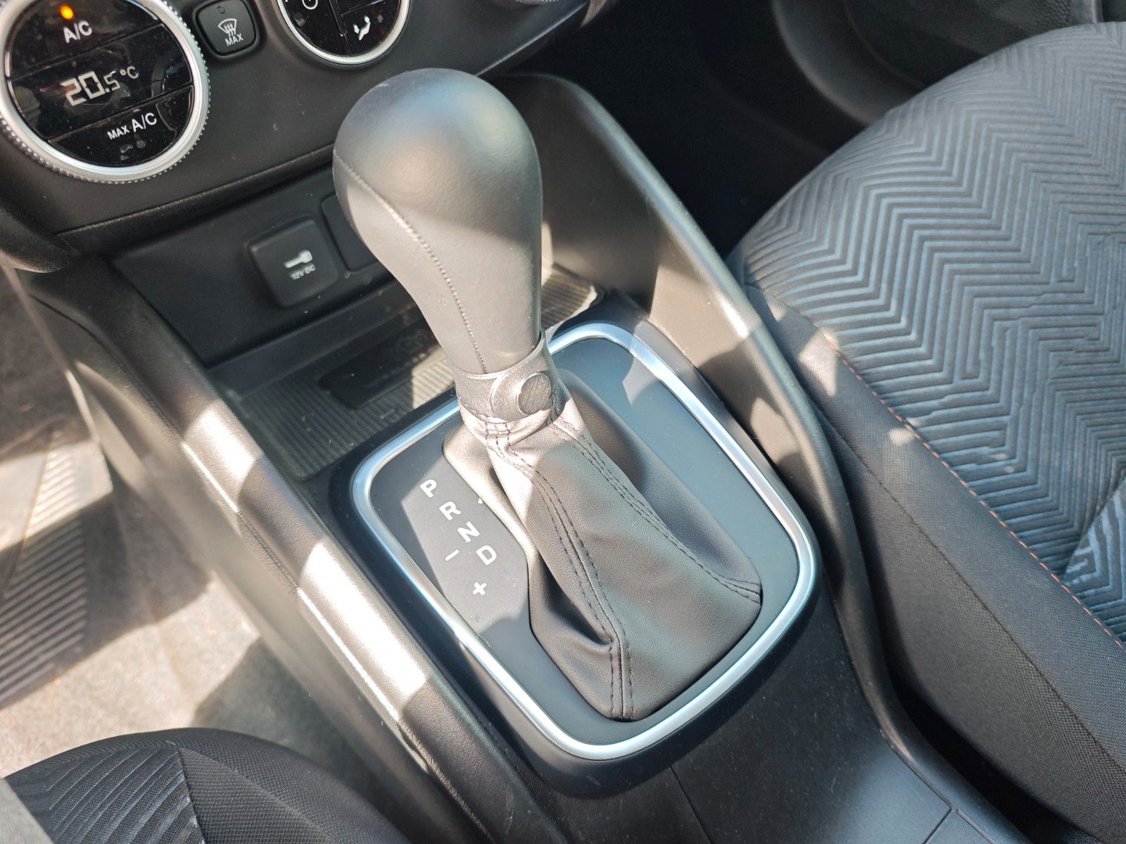 Fahrzeugabbildung Fiat TIPO CROSS *AUT*NAVI*KAM*KLIMA*VIRTUELL*GARMIN