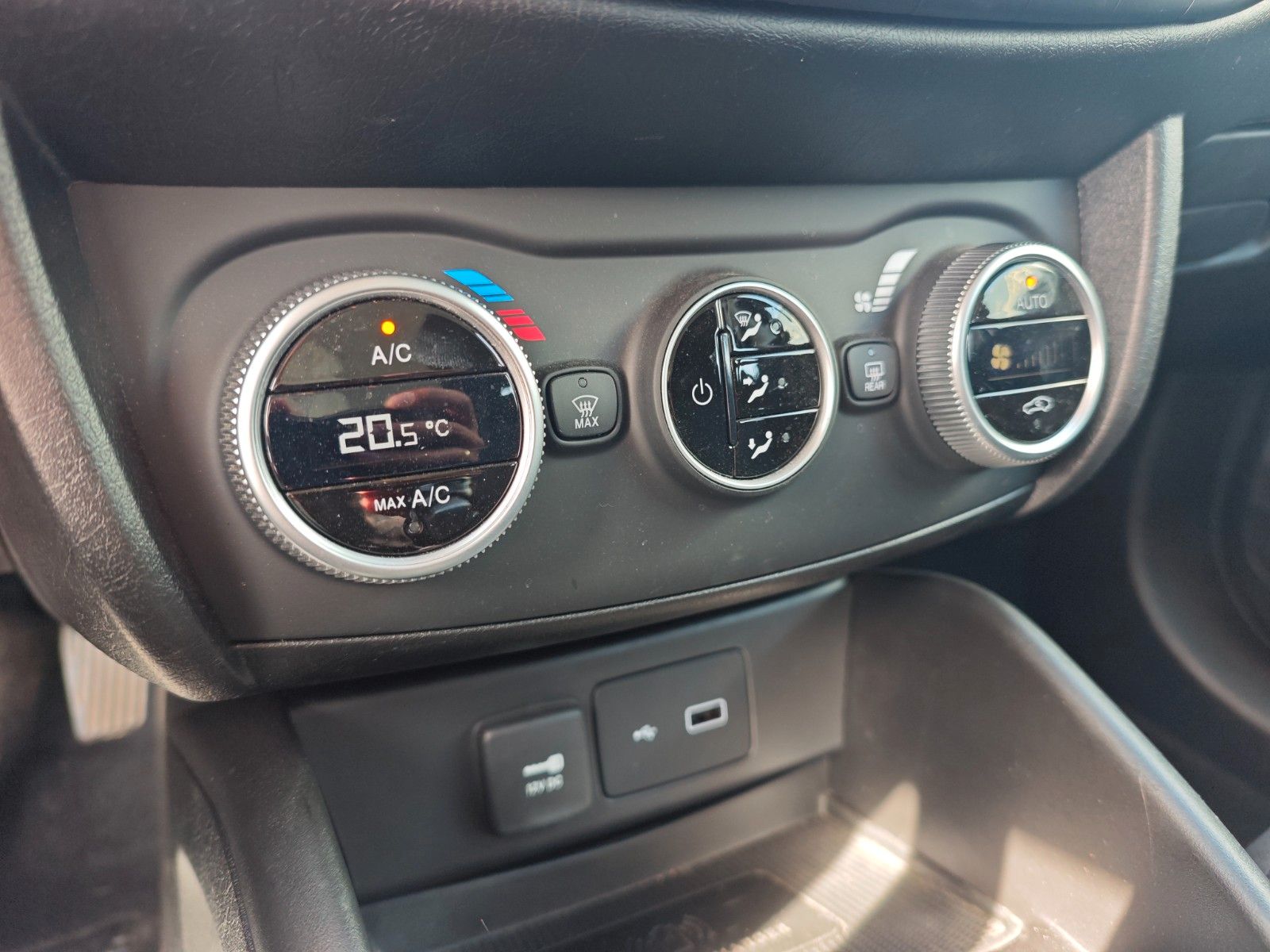Fahrzeugabbildung Fiat TIPO CROSS *AUT*NAVI*KAM*KLIMA*VIRTUELL*GARMIN