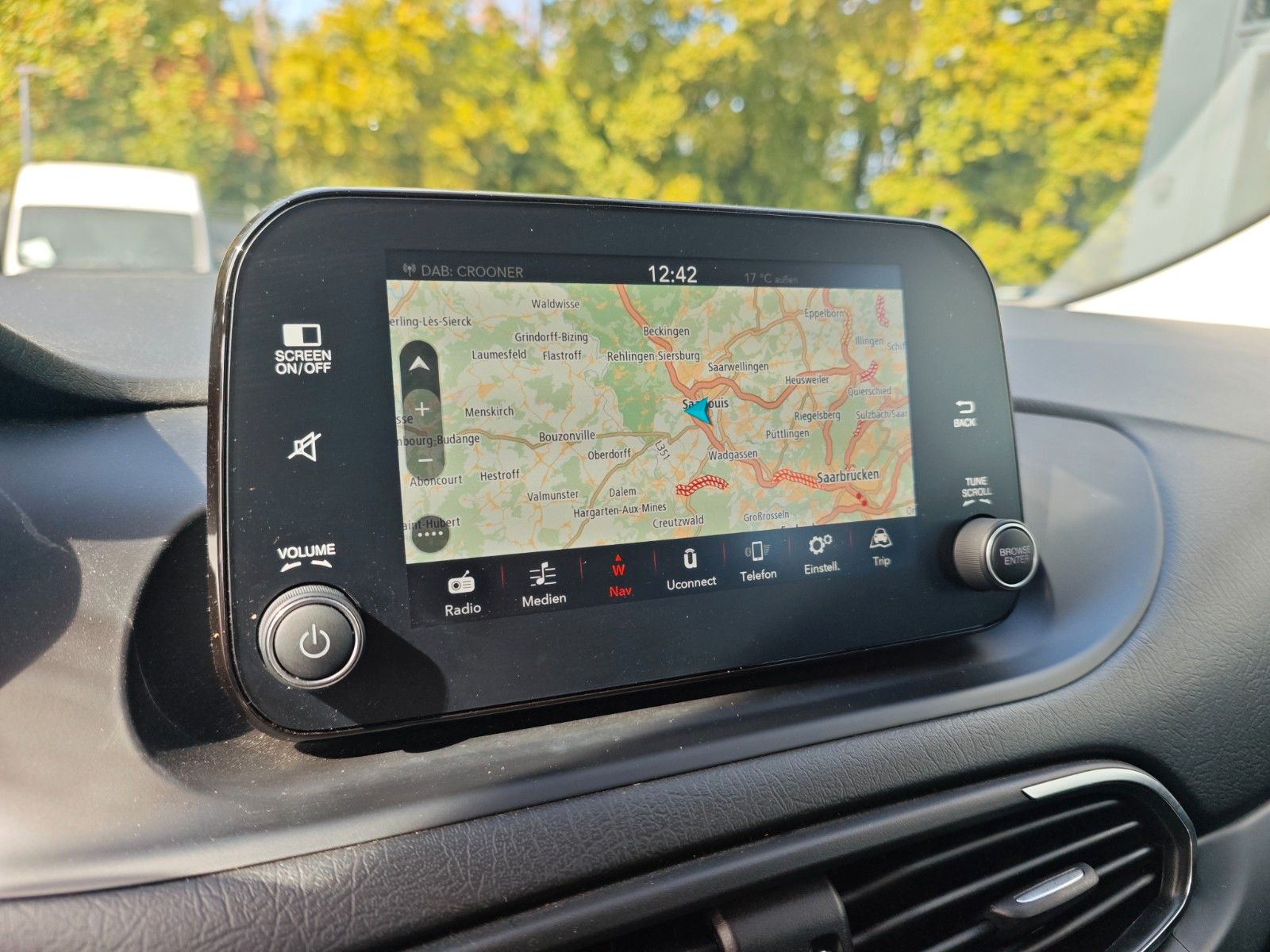 Fahrzeugabbildung Fiat TIPO CROSS *AUT*NAVI*KAM*KLIMA*VIRTUELL*GARMIN