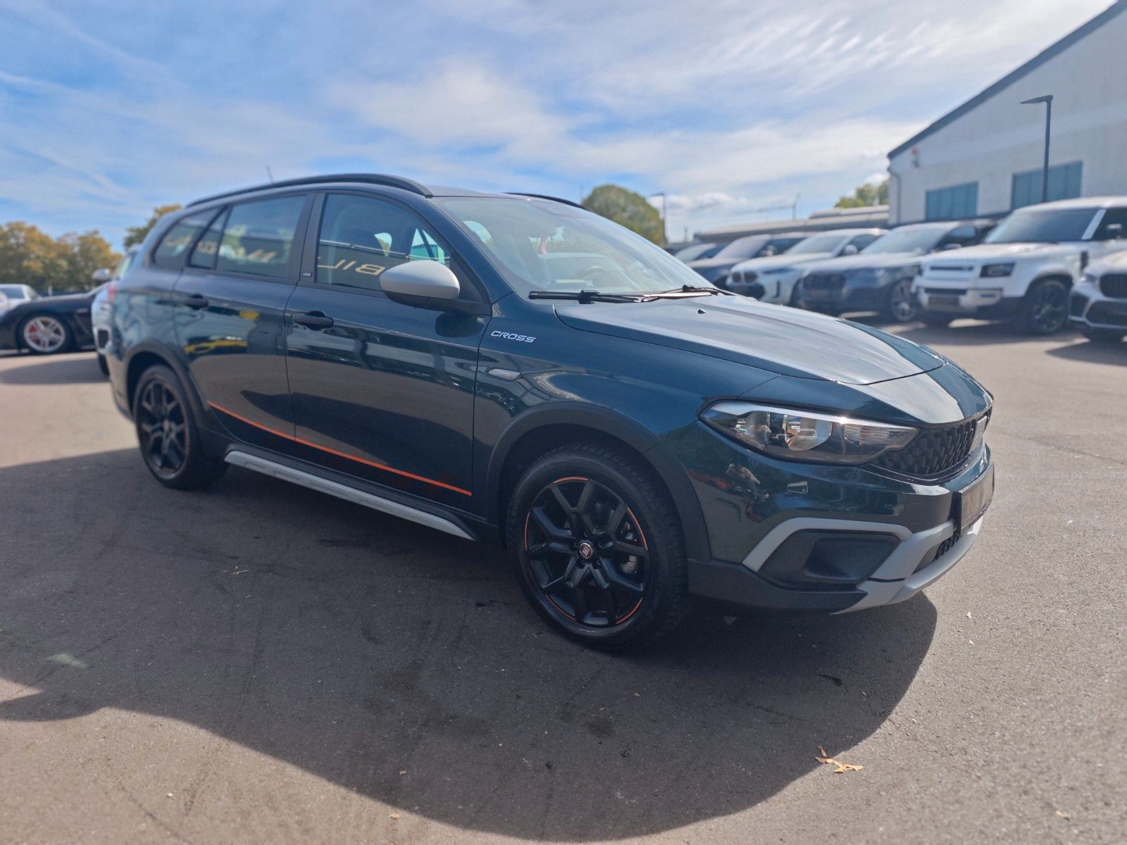 Fahrzeugabbildung Fiat TIPO CROSS *AUT*NAVI*KAM*KLIMA*VIRTUELL*GARMIN