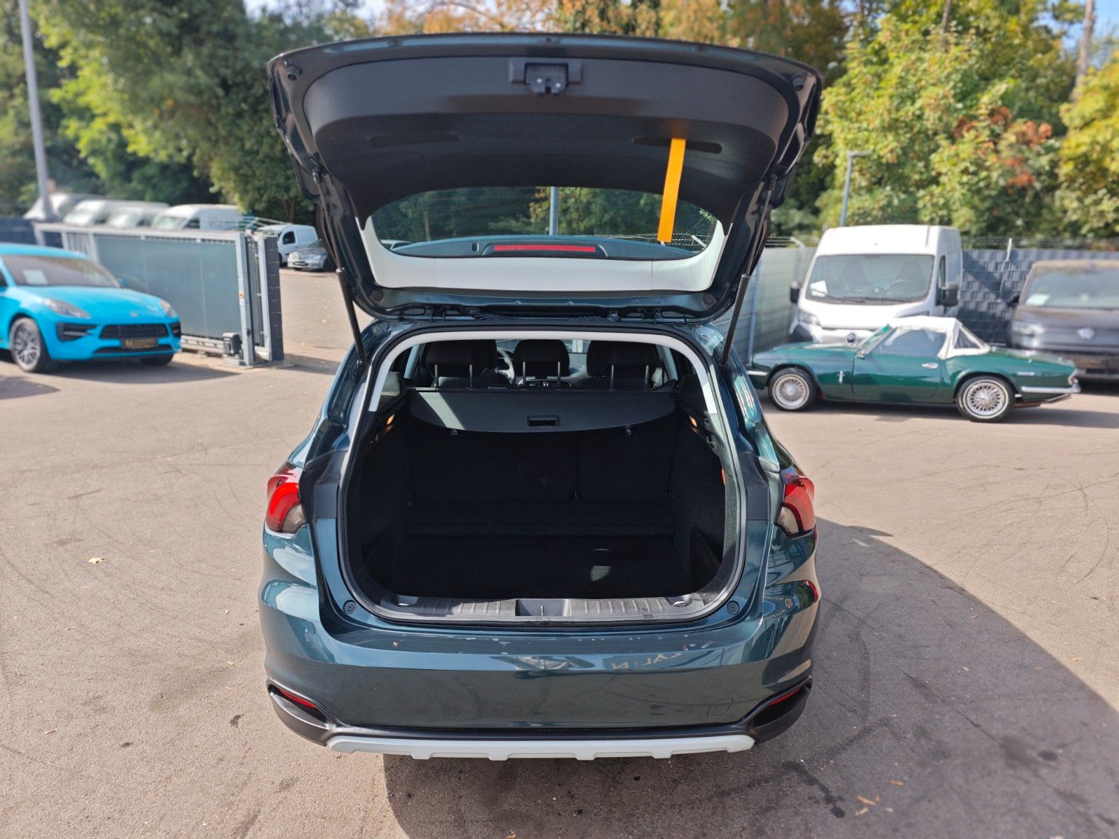 Fahrzeugabbildung Fiat TIPO CROSS *AUT*NAVI*KAM*KLIMA*VIRTUELL*GARMIN