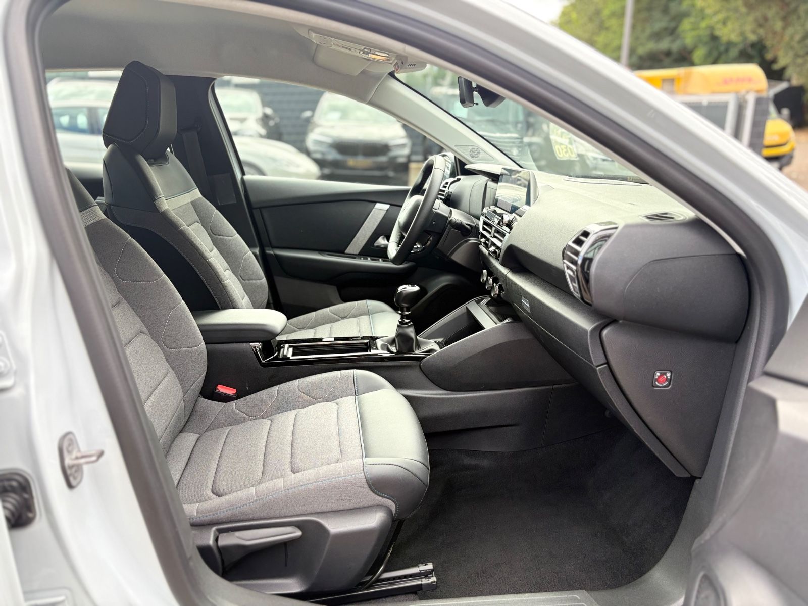 Fahrzeugabbildung Citroën C4 LIM*VOLL-LED*NAVI*PDC*DESIGN RAD*TOP