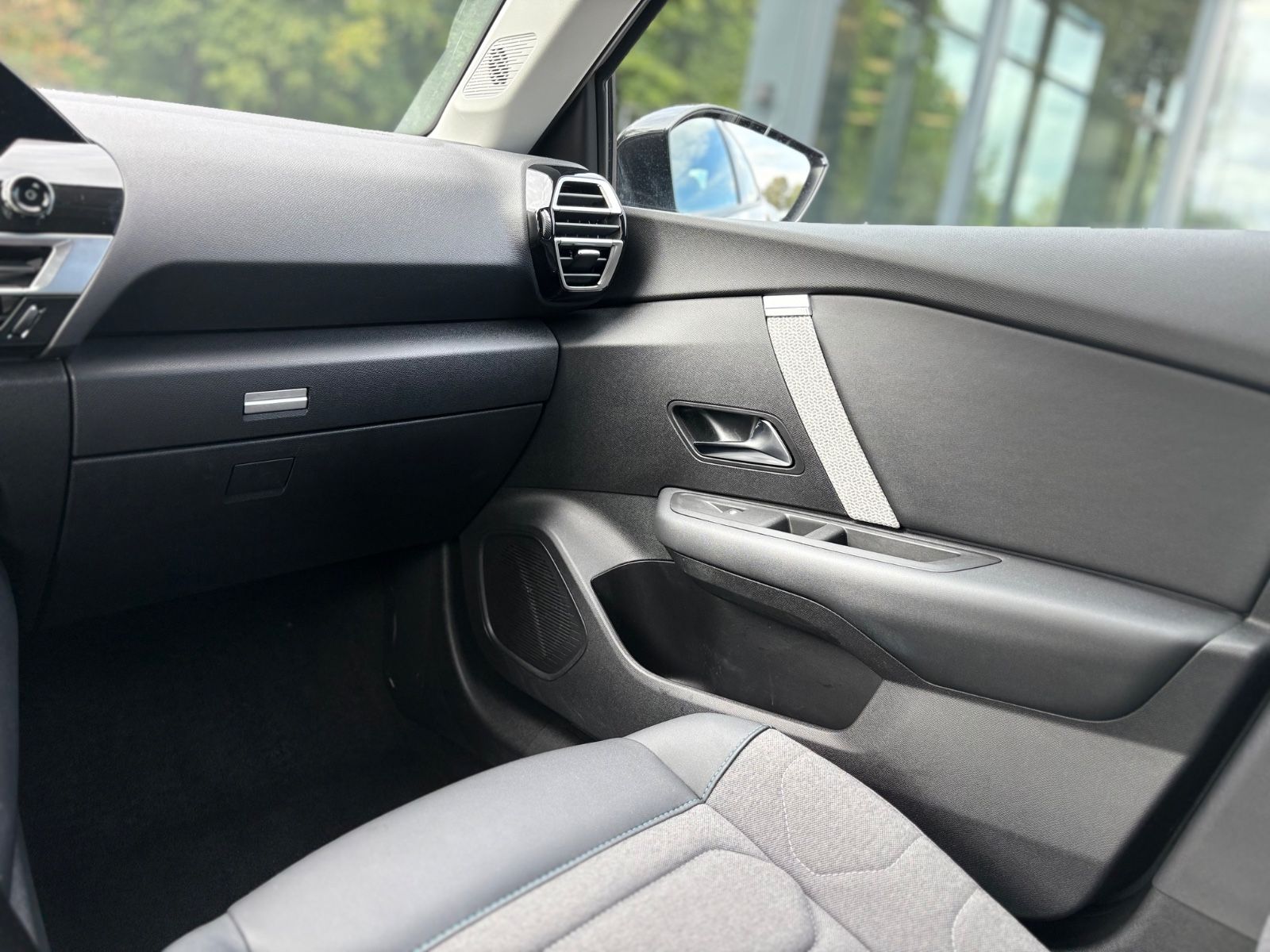 Fahrzeugabbildung Citroën C4 LIM*VOLL-LED*NAVI*PDC*DESIGN RAD*TOP