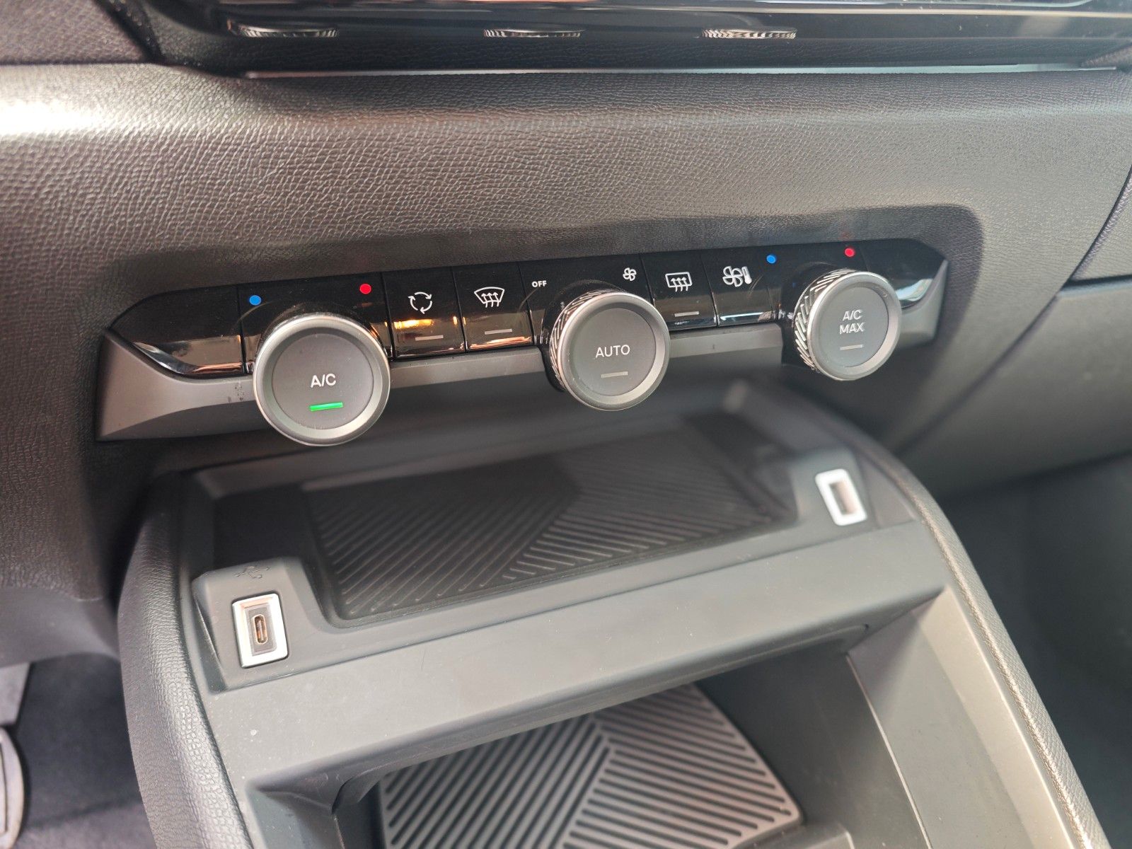 Fahrzeugabbildung Citroën C4 LIM.PLUS*VOLL-LED*NAVI*KAMERA*