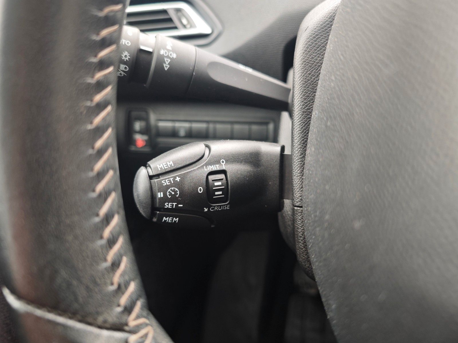 Fahrzeugabbildung Peugeot 308*PANORAMA* NAVI*PDC*FACELIFT*KLIMAAUTOMATIK*