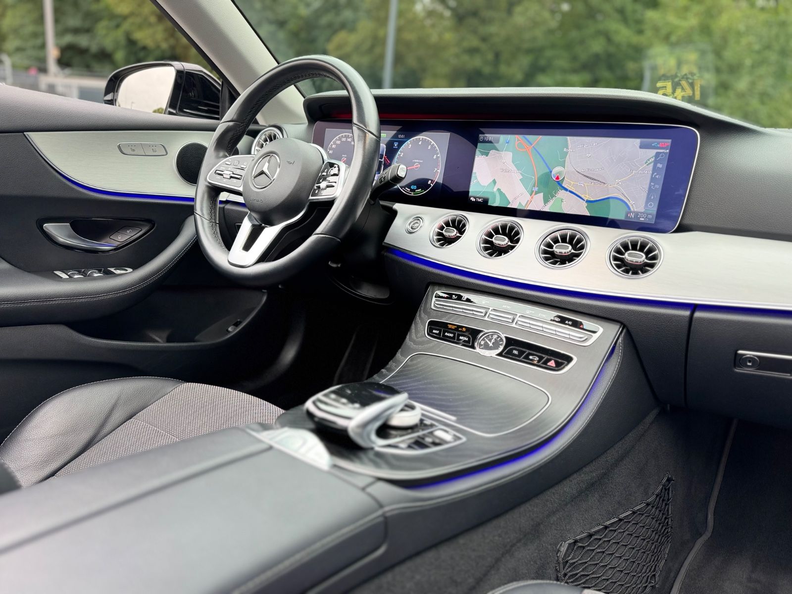 Fahrzeugabbildung Mercedes-Benz E 200 CABRIO*AMG 20ZOLL*WIDESCREEN*