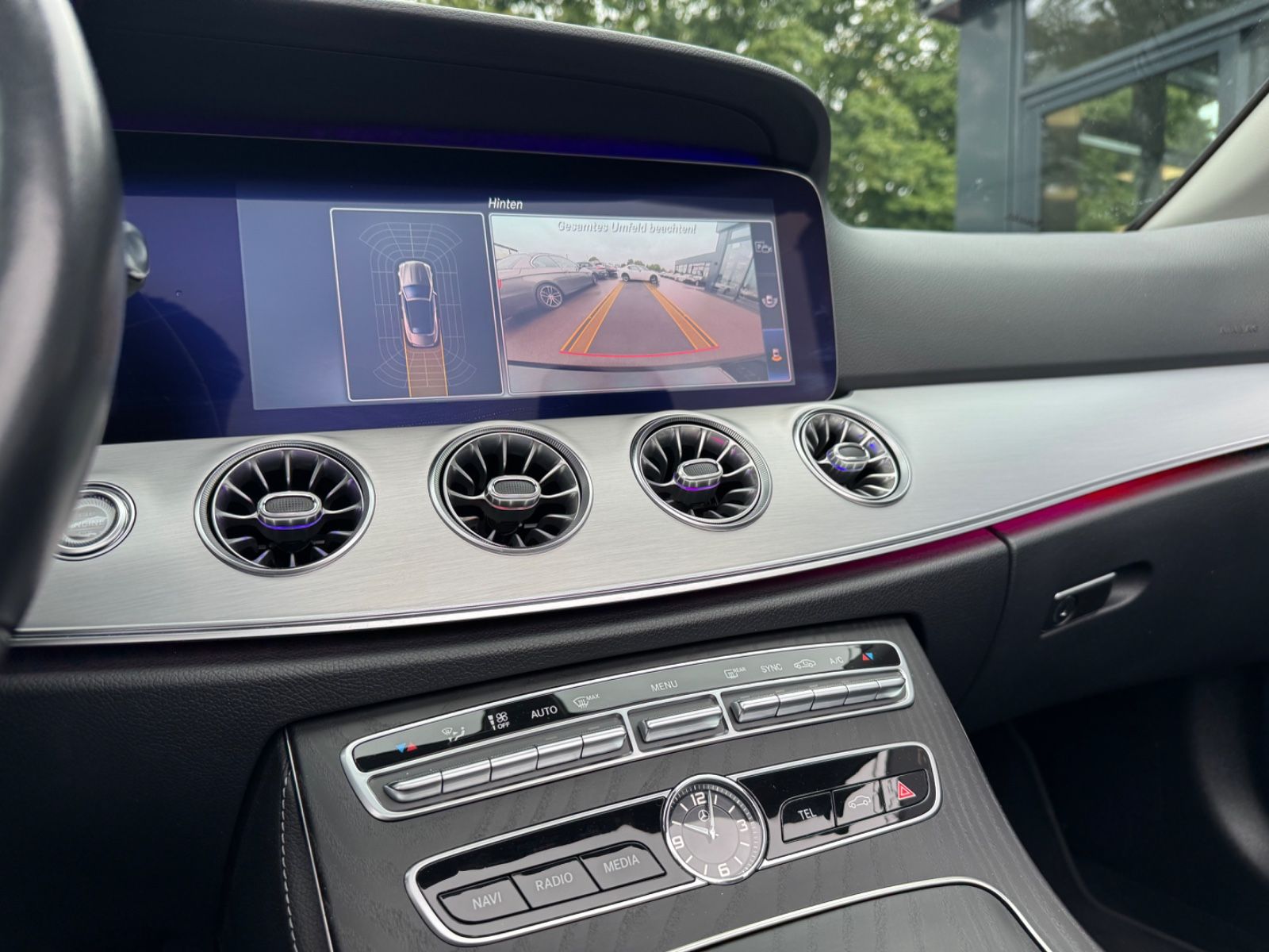 Fahrzeugabbildung Mercedes-Benz E 200 CABRIO*AMG 20ZOLL*WIDESCREEN*