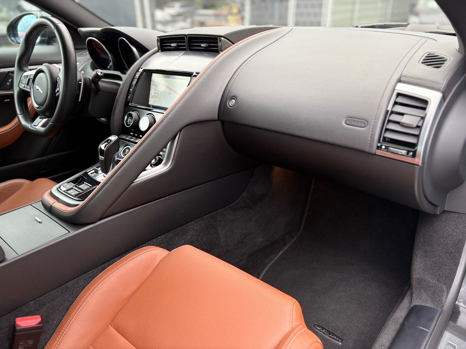 Fahrzeugabbildung Jaguar F-TYPE COUPE R-DYNAMIC*AUT*LEDER-BRAUN*LED*TOP