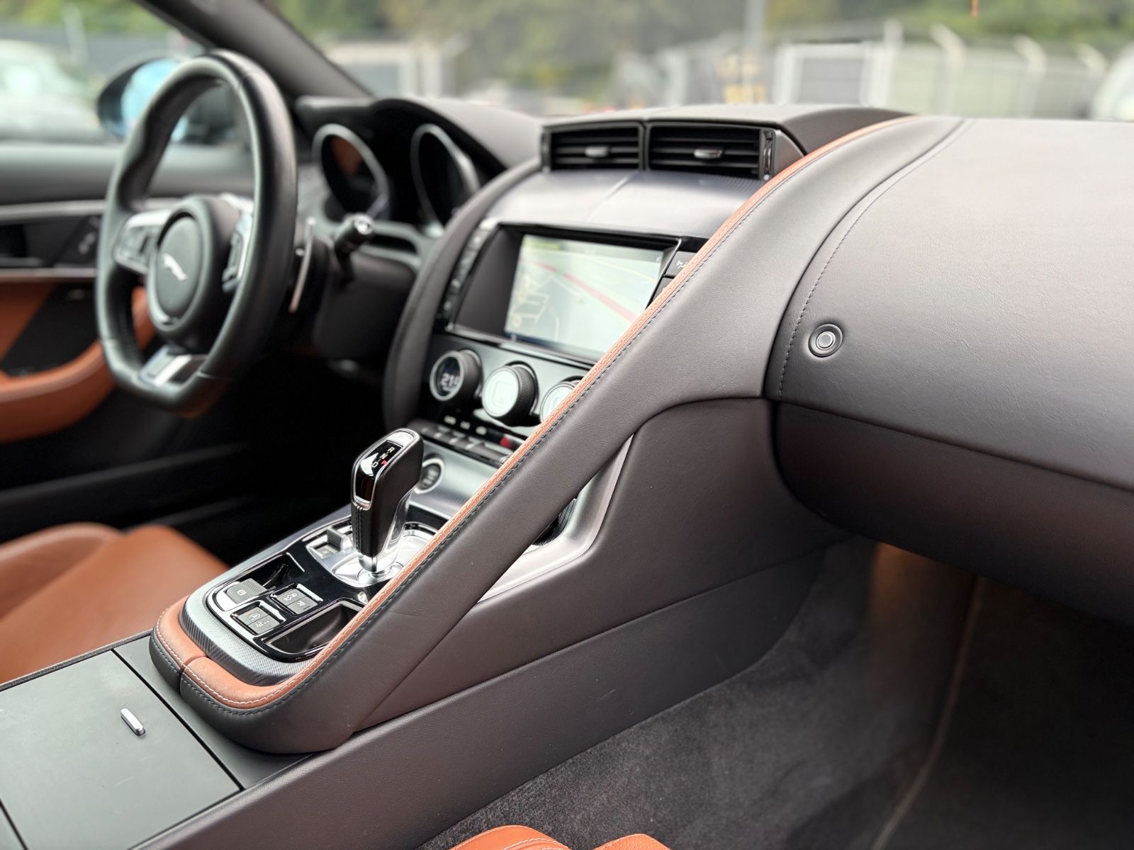 Fahrzeugabbildung Jaguar F-TYPE COUPE R-DYNAMIC*AUT*LEDER-BRAUN*LED*TOP
