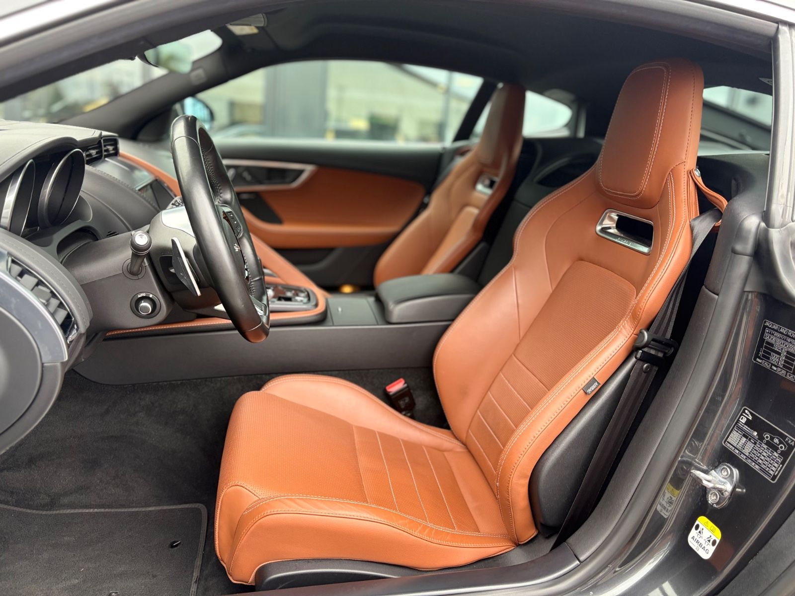 Fahrzeugabbildung Jaguar F-TYPE COUPE R-DYNAMIC*AUT*LEDER-BRAUN*LED*TOP