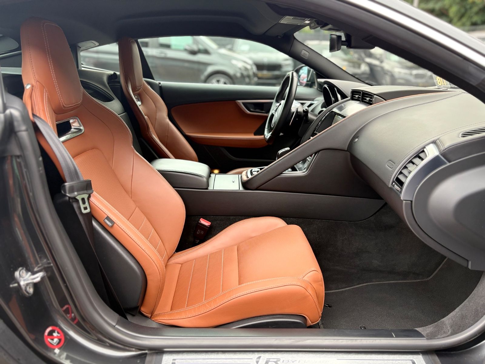 Fahrzeugabbildung Jaguar F-TYPE COUPE R-DYNAMIC*AUT*LEDER-BRAUN*LED*TOP