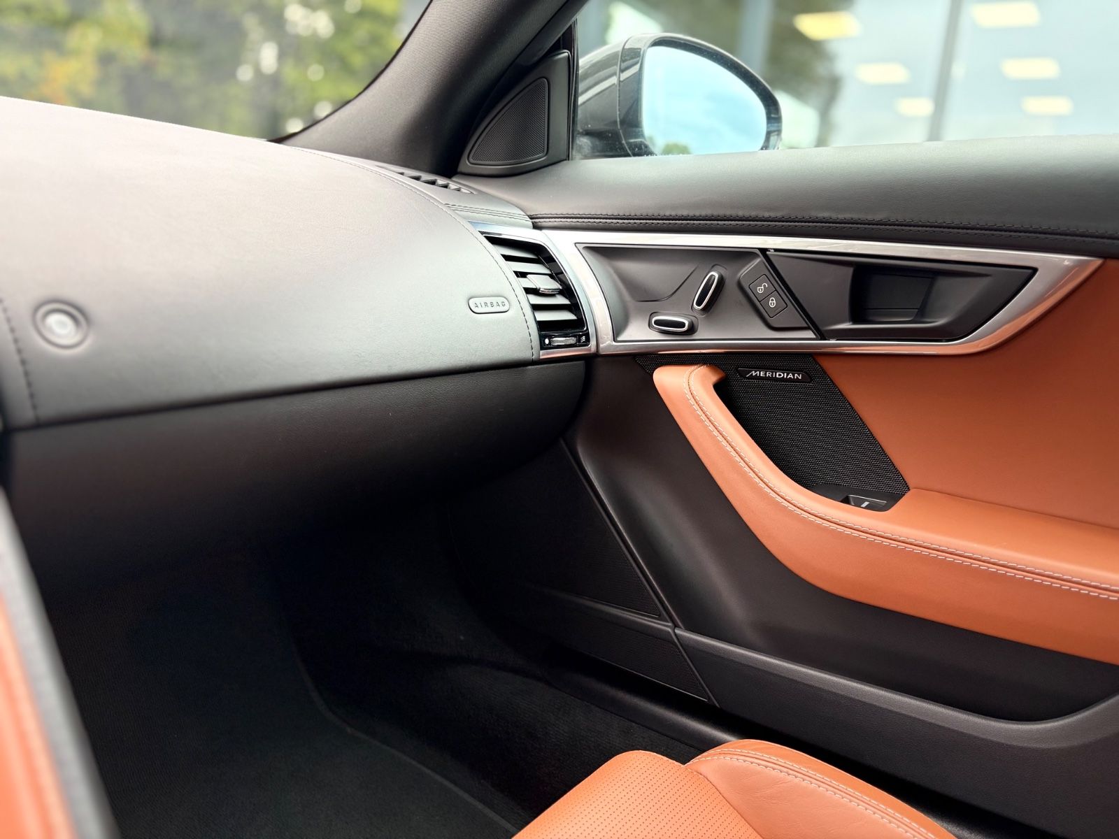 Fahrzeugabbildung Jaguar F-TYPE COUPE R-DYNAMIC*AUT*LEDER-BRAUN*LED*TOP
