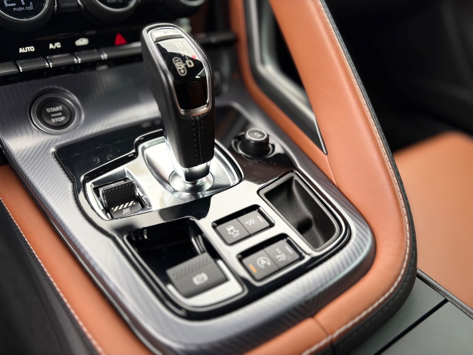 Fahrzeugabbildung Jaguar F-TYPE COUPE R-DYNAMIC*AUT*LEDER-BRAUN*LED*TOP