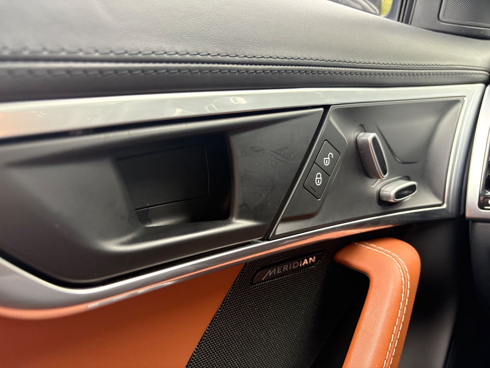 Fahrzeugabbildung Jaguar F-TYPE COUPE R-DYNAMIC*AUT*LEDER-BRAUN*LED*TOP