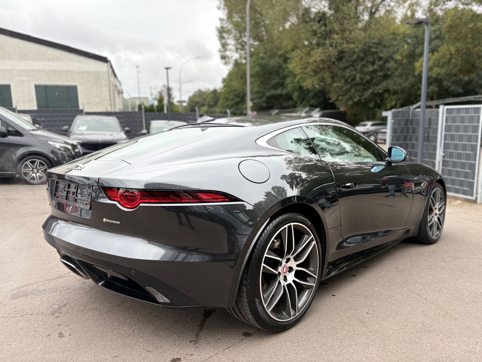 Fahrzeugabbildung Jaguar F-TYPE COUPE R-DYNAMIC*AUT*LEDER-BRAUN*LED*TOP