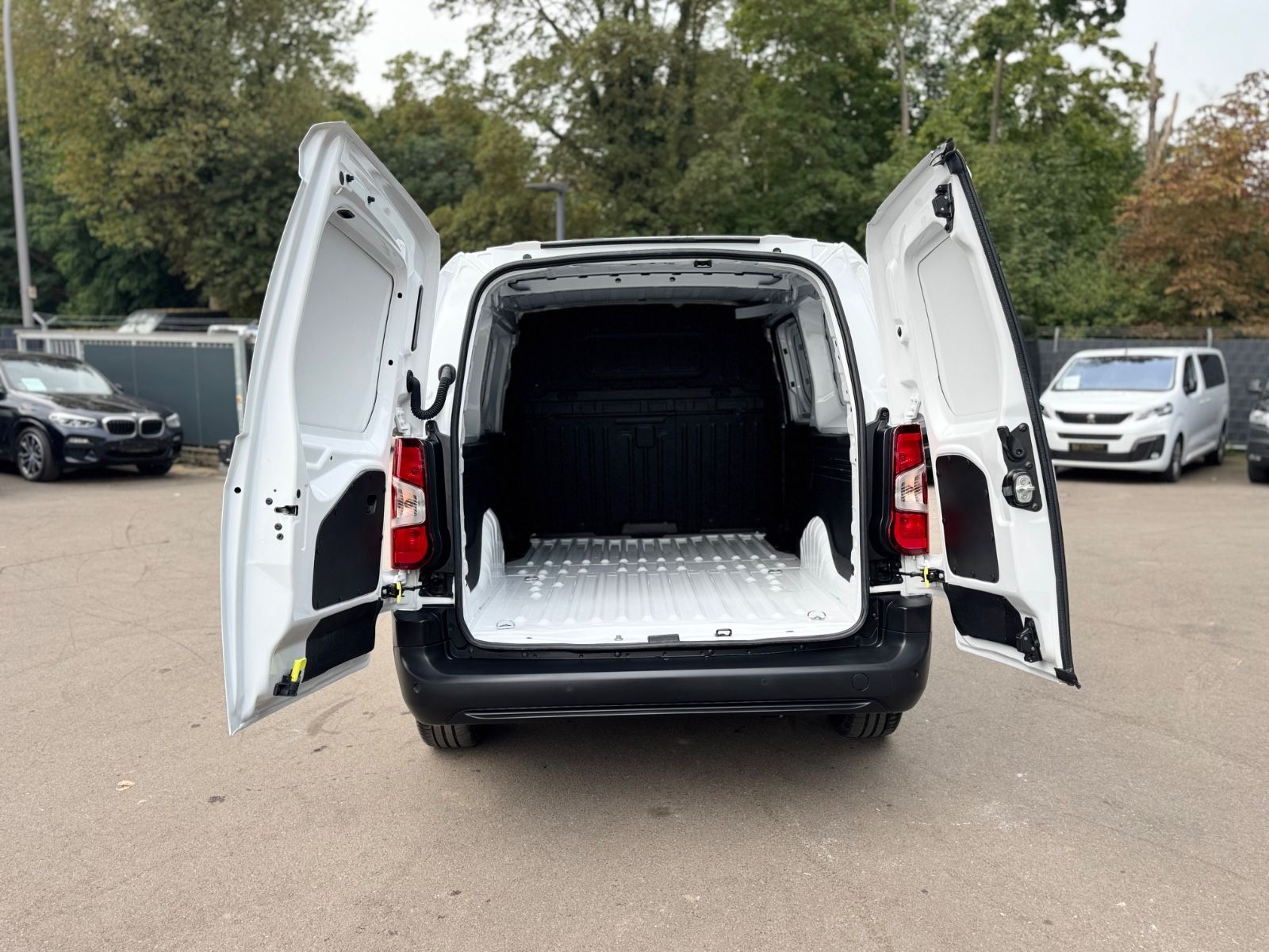 Fahrzeugabbildung Peugeot PARTNER PREMIUM L2*KLIMA*R-KAMERA*5.100KM*