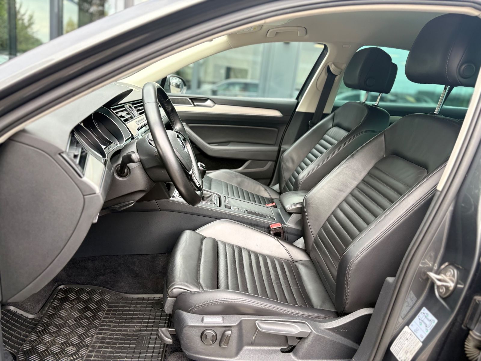 Fahrzeugabbildung Volkswagen PASSAT HIGHLINE *KAMERA*NAVI*LEDER*LED*