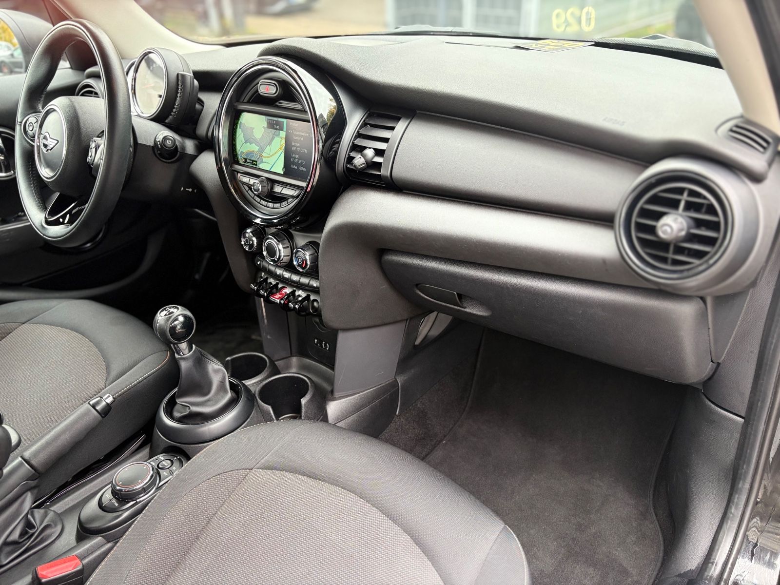 Fahrzeugabbildung MINI ONE*NAVI*KLIMA*PDC*SHZ*5TÜRIG*TOP