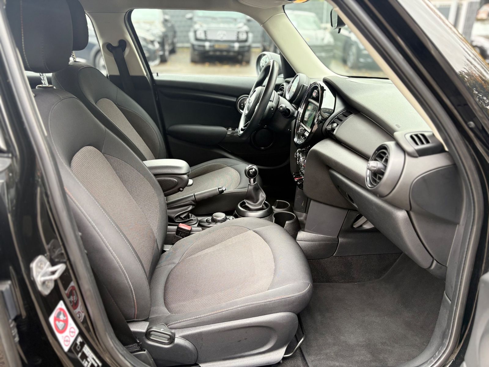 Fahrzeugabbildung MINI ONE*NAVI*KLIMA*PDC*SHZ*5TÜRIG*TOP