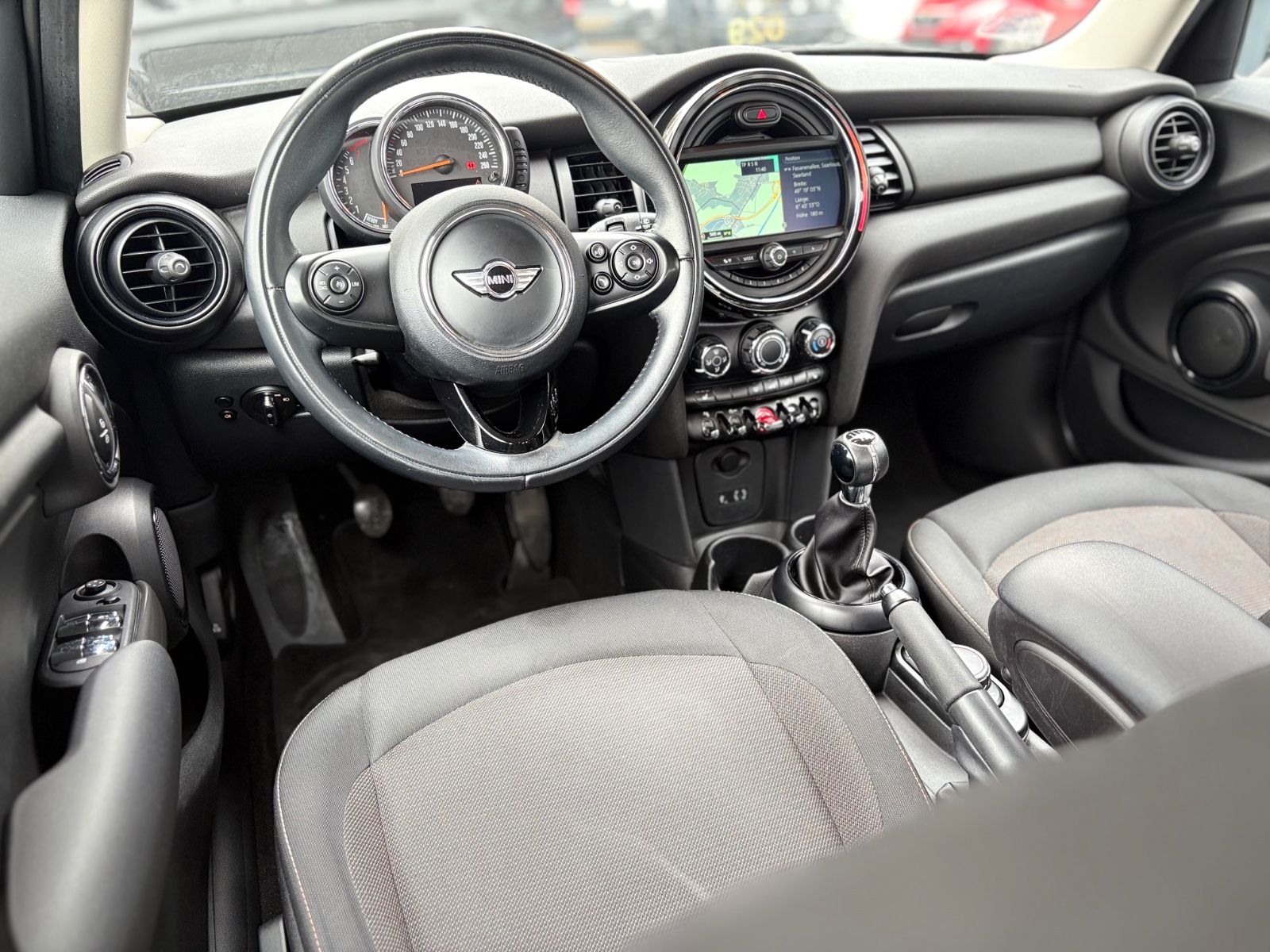 Fahrzeugabbildung MINI ONE*NAVI*KLIMA*PDC*SHZ*5TÜRIG*TOP