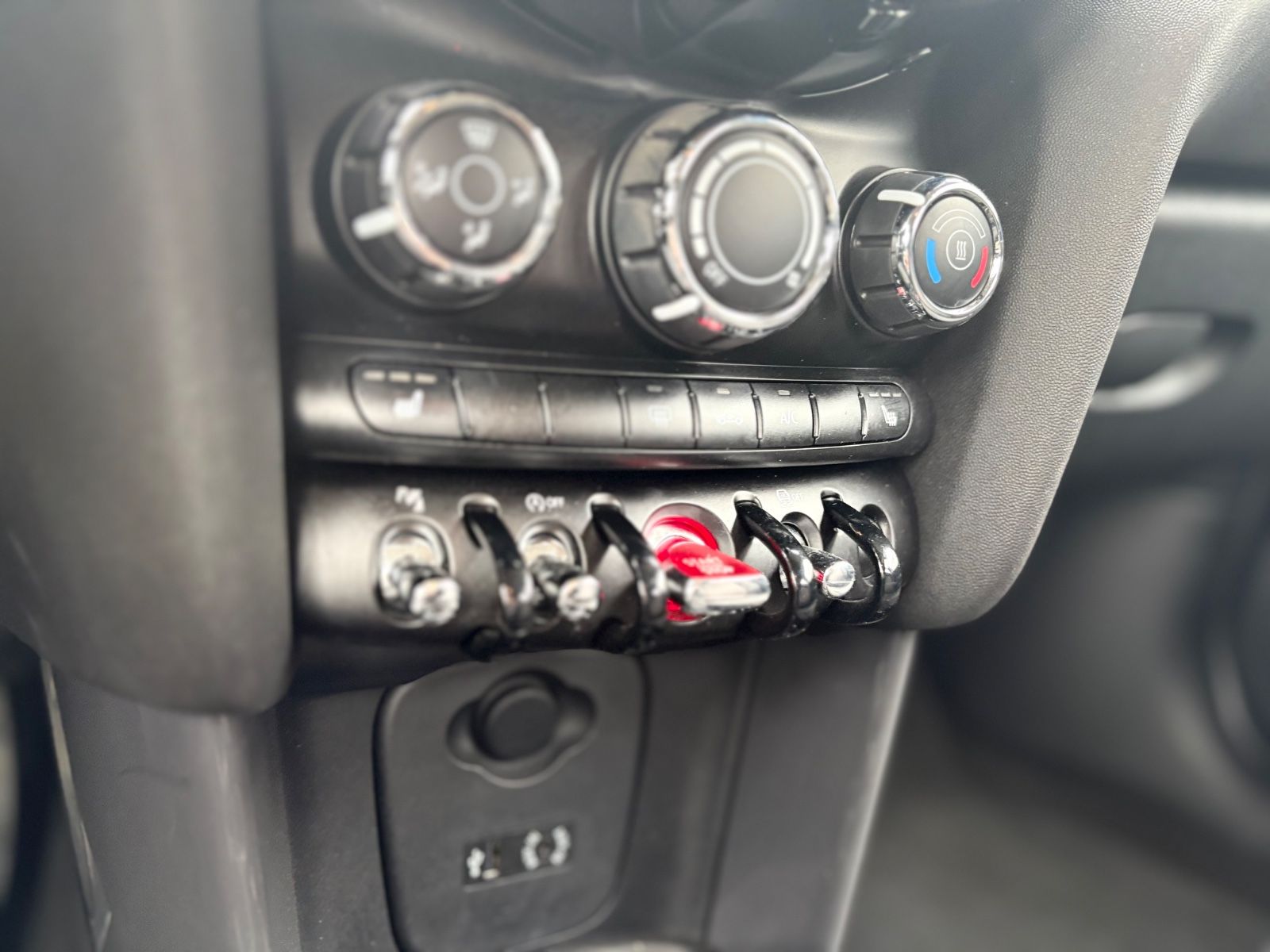 Fahrzeugabbildung MINI ONE*NAVI*KLIMA*PDC*SHZ*5TÜRIG*TOP