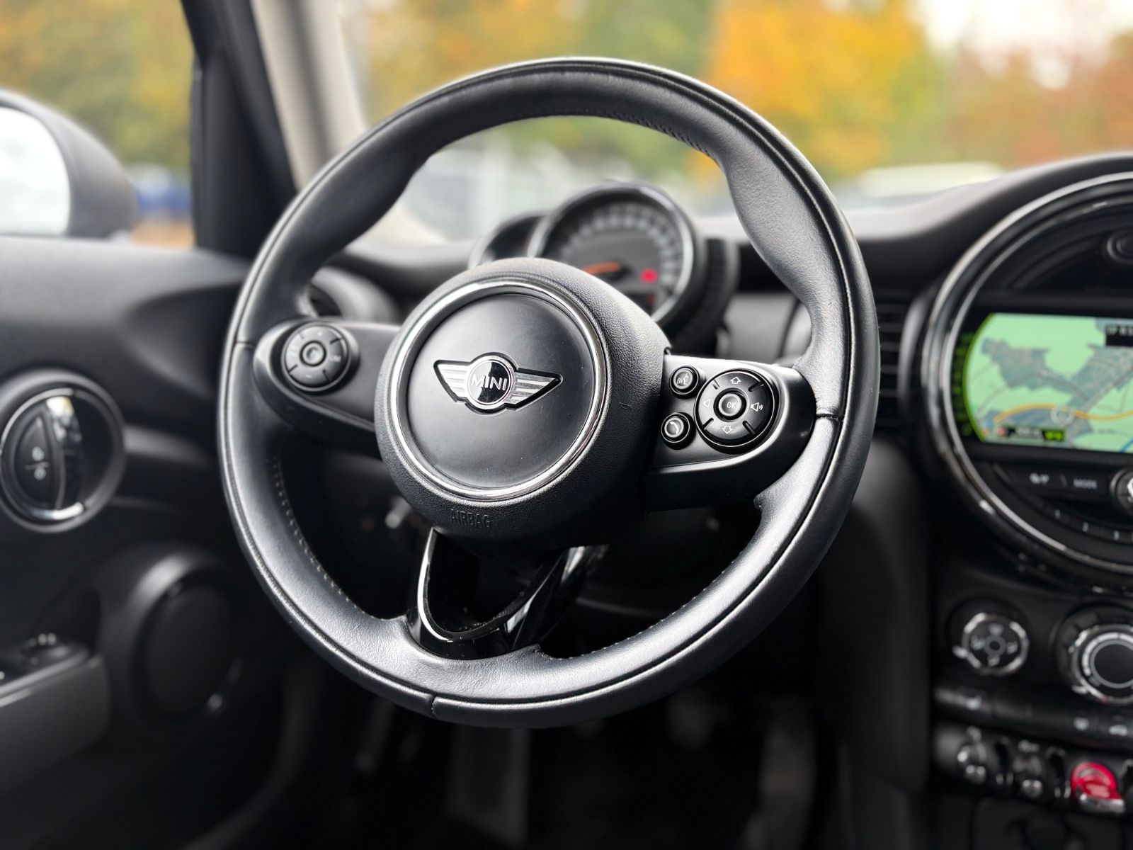 Fahrzeugabbildung MINI ONE*NAVI*KLIMA*PDC*SHZ*5TÜRIG*TOP