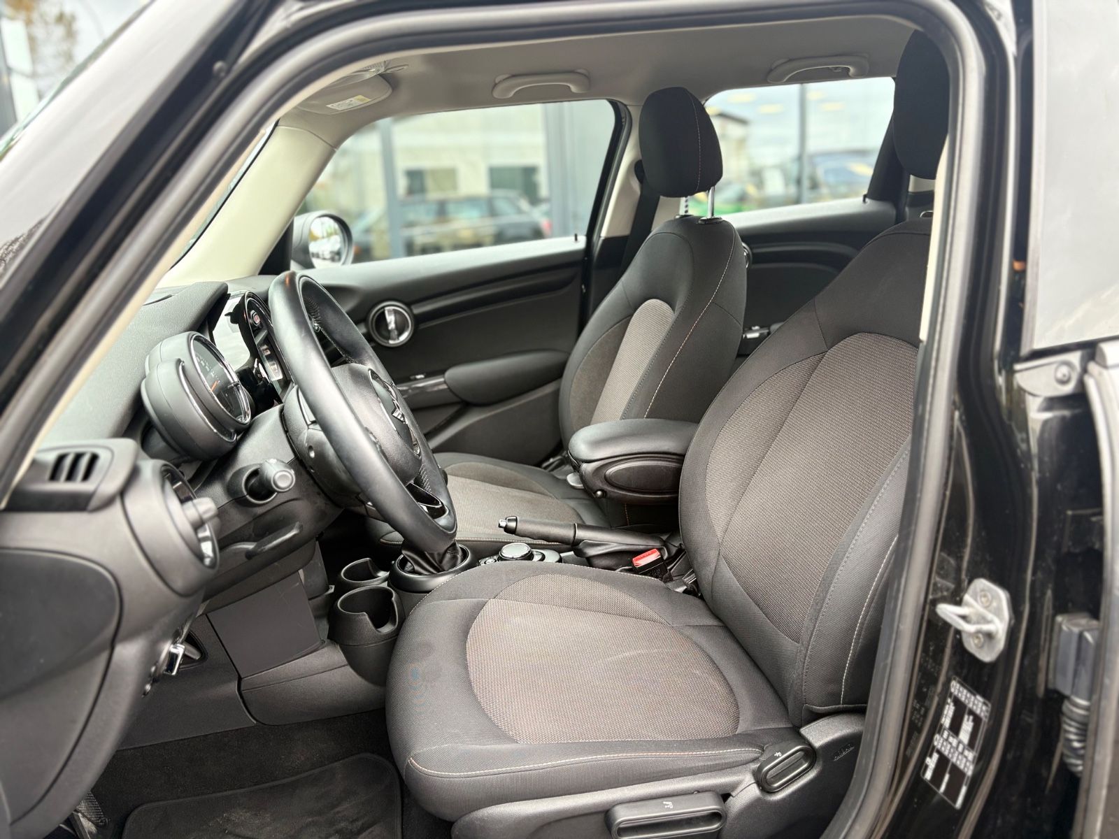 Fahrzeugabbildung MINI ONE*NAVI*KLIMA*PDC*SHZ*5TÜRIG*TOP