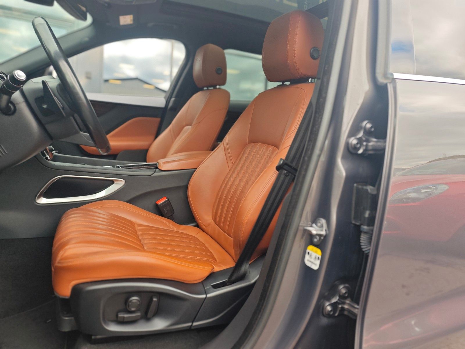 Fahrzeugabbildung Jaguar F-PACE AWD*SPORT*PANORAMA*LED*MERIDIAN*EL.AHK*