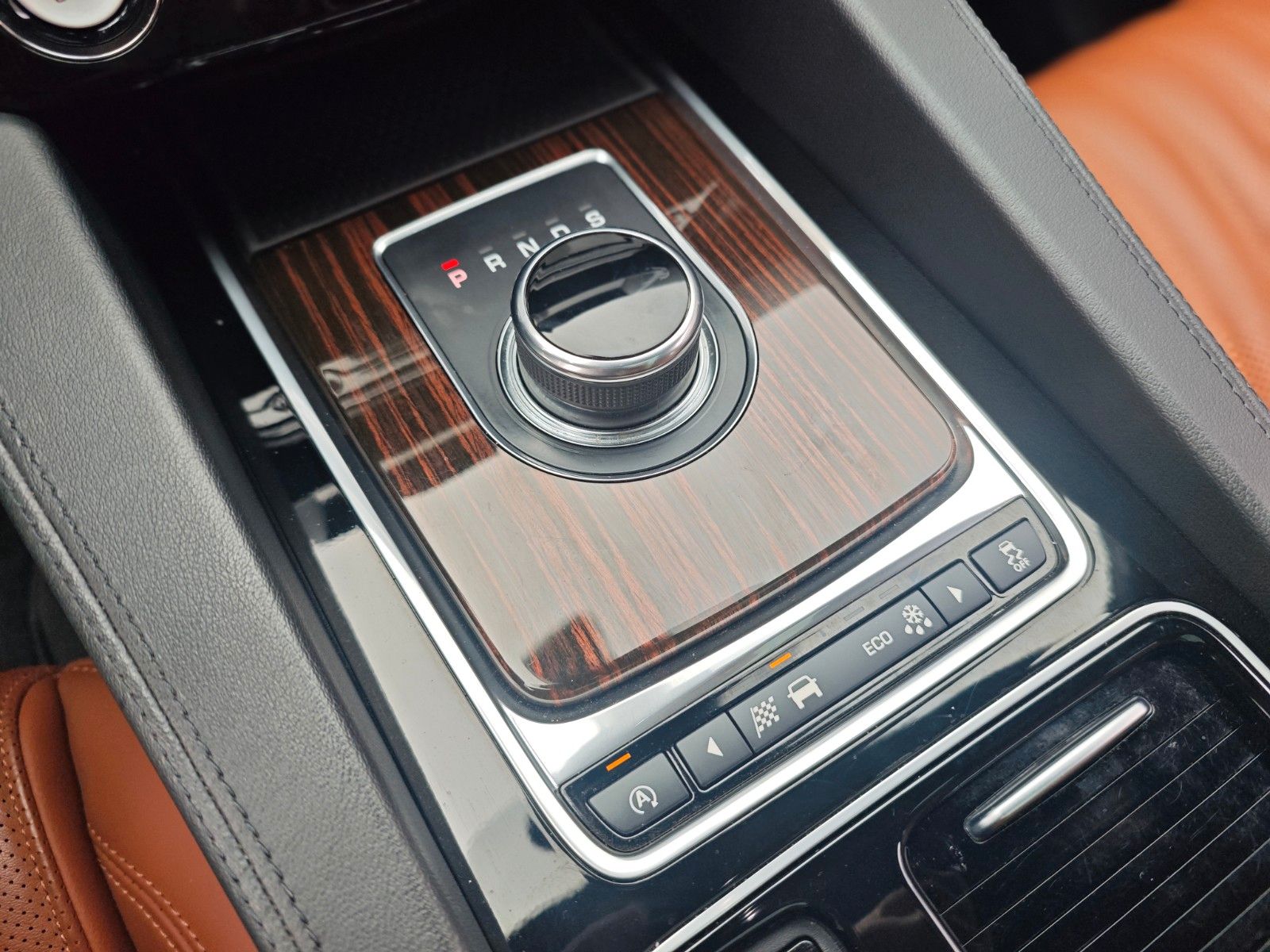 Fahrzeugabbildung Jaguar F-PACE AWD*SPORT*PANORAMA*LED*MERIDIAN*EL.AHK*