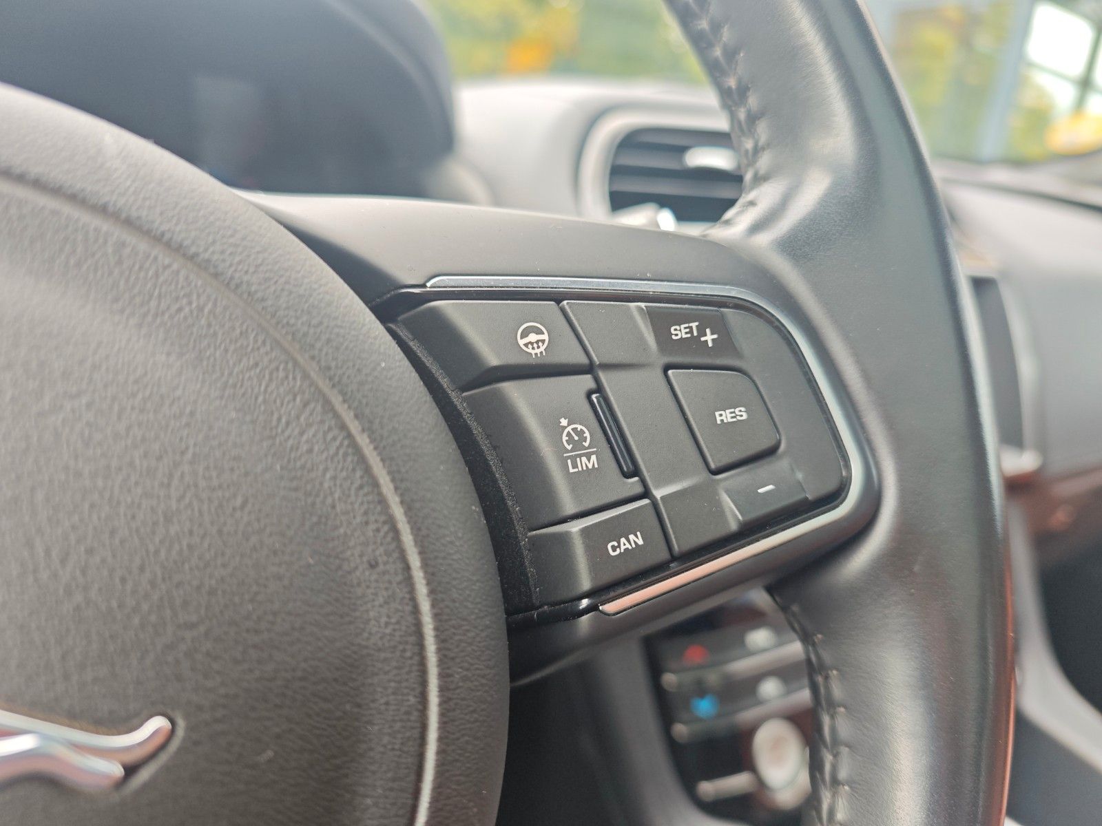 Fahrzeugabbildung Jaguar F-PACE AWD*SPORT*PANORAMA*LED*MERIDIAN*EL.AHK*