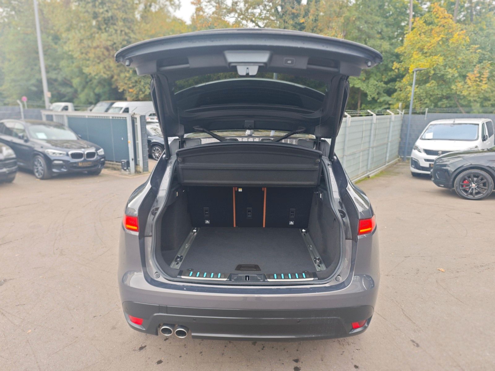 Fahrzeugabbildung Jaguar F-PACE AWD*SPORT*PANORAMA*LED*MERIDIAN*EL.AHK*