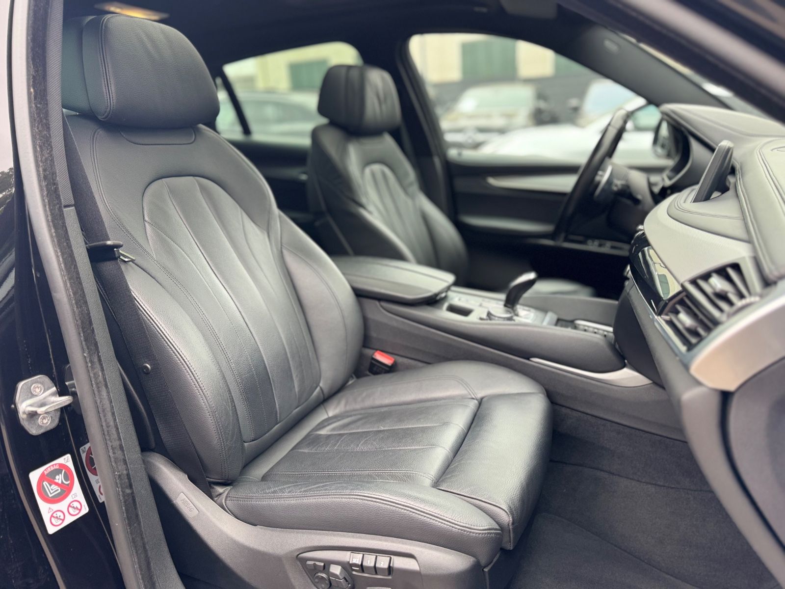 Fahrzeugabbildung BMW X6 XDrive 30 D M-PAKET*NAVI*PANORAMA*R-KAMERA*