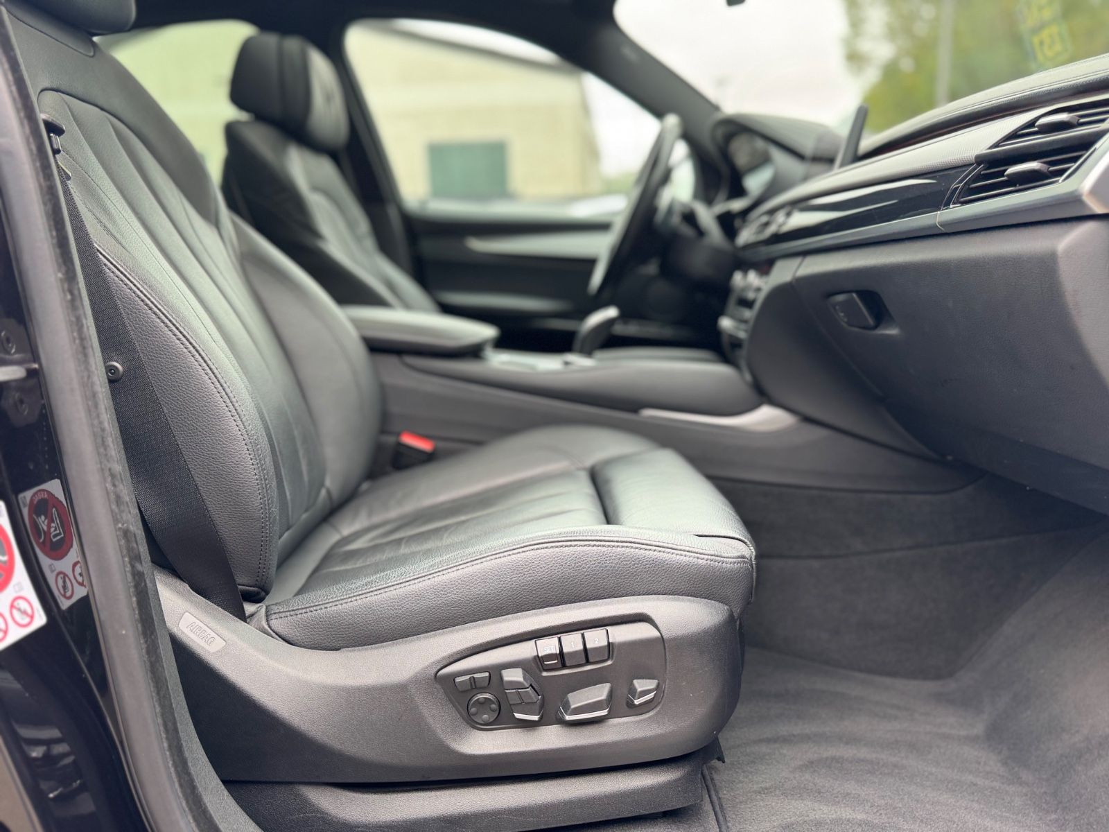 Fahrzeugabbildung BMW X6 XDrive 30 D M-PAKET*NAVI*PANORAMA*R-KAMERA*