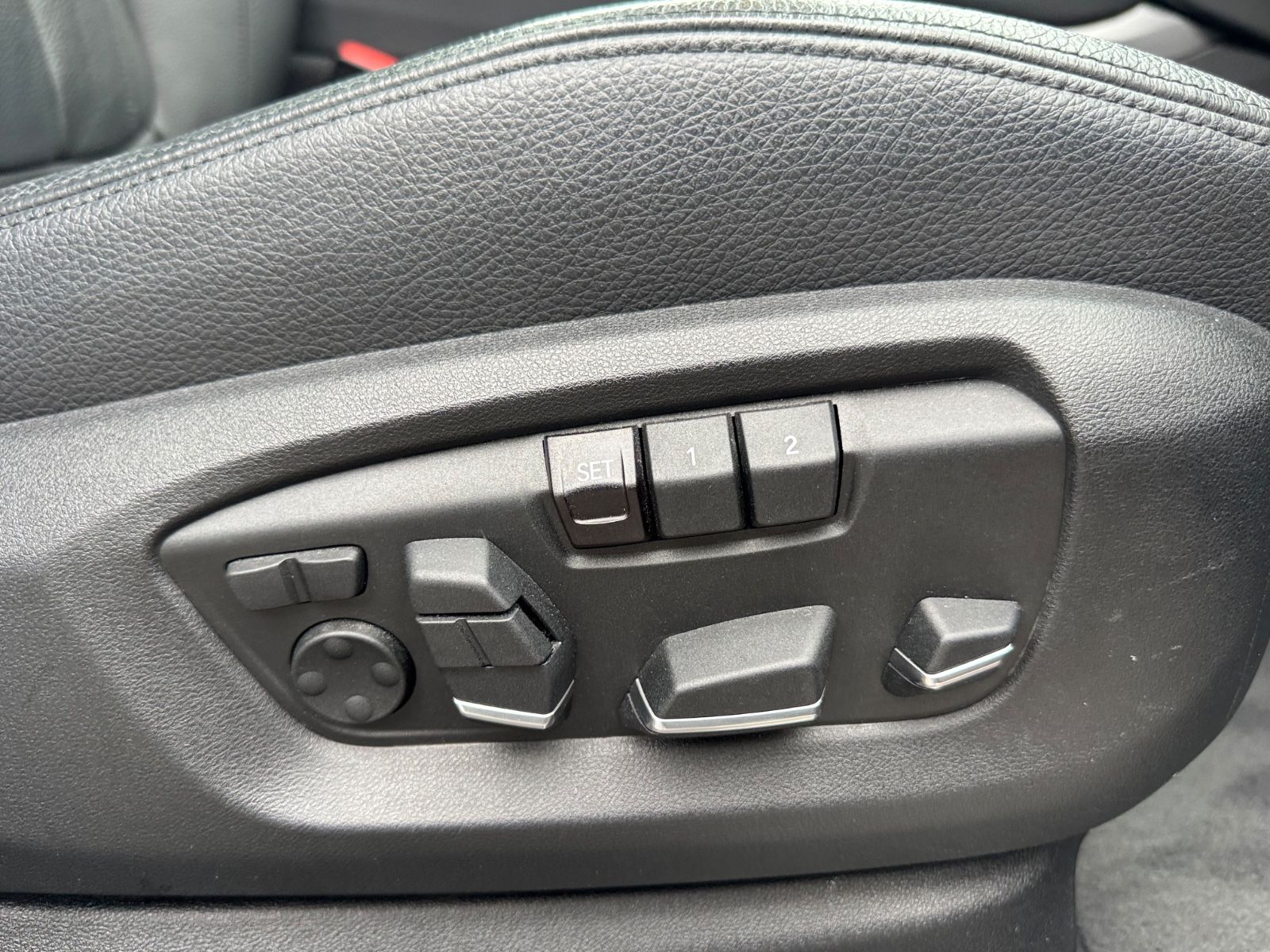 Fahrzeugabbildung BMW X6 XDrive 30 D M-PAKET*NAVI*PANORAMA*R-KAMERA*