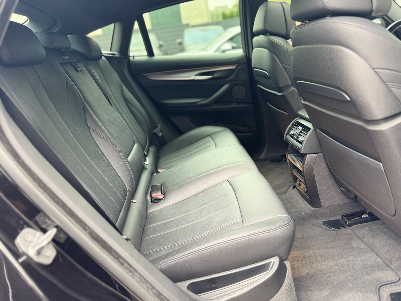 Fahrzeugabbildung BMW X6 XDrive 30 D M-PAKET*NAVI*PANORAMA*R-KAMERA*