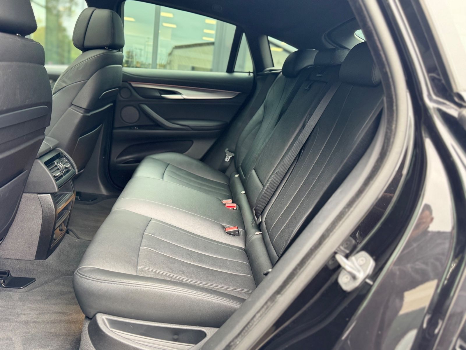 Fahrzeugabbildung BMW X6 XDrive 30 D M-PAKET*NAVI*PANORAMA*R-KAMERA*