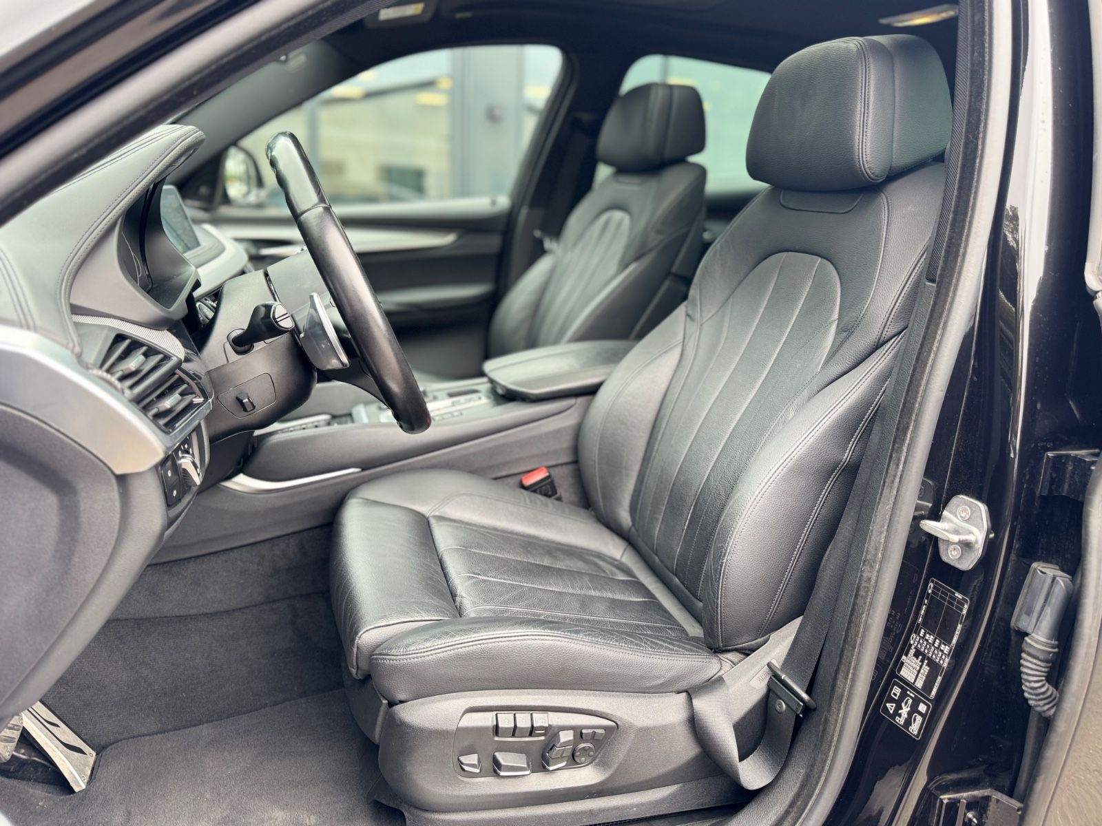 Fahrzeugabbildung BMW X6 XDrive 30 D M-PAKET*NAVI*PANORAMA*R-KAMERA*
