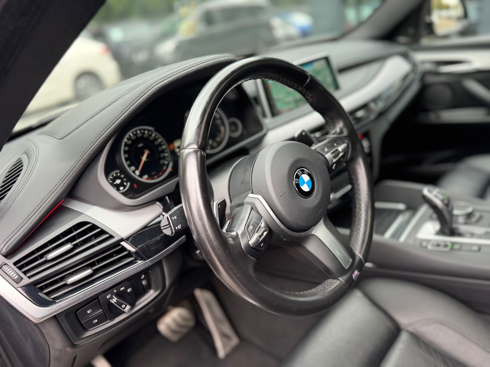 Fahrzeugabbildung BMW X6 XDrive 30 D M-PAKET*NAVI*PANORAMA*R-KAMERA*