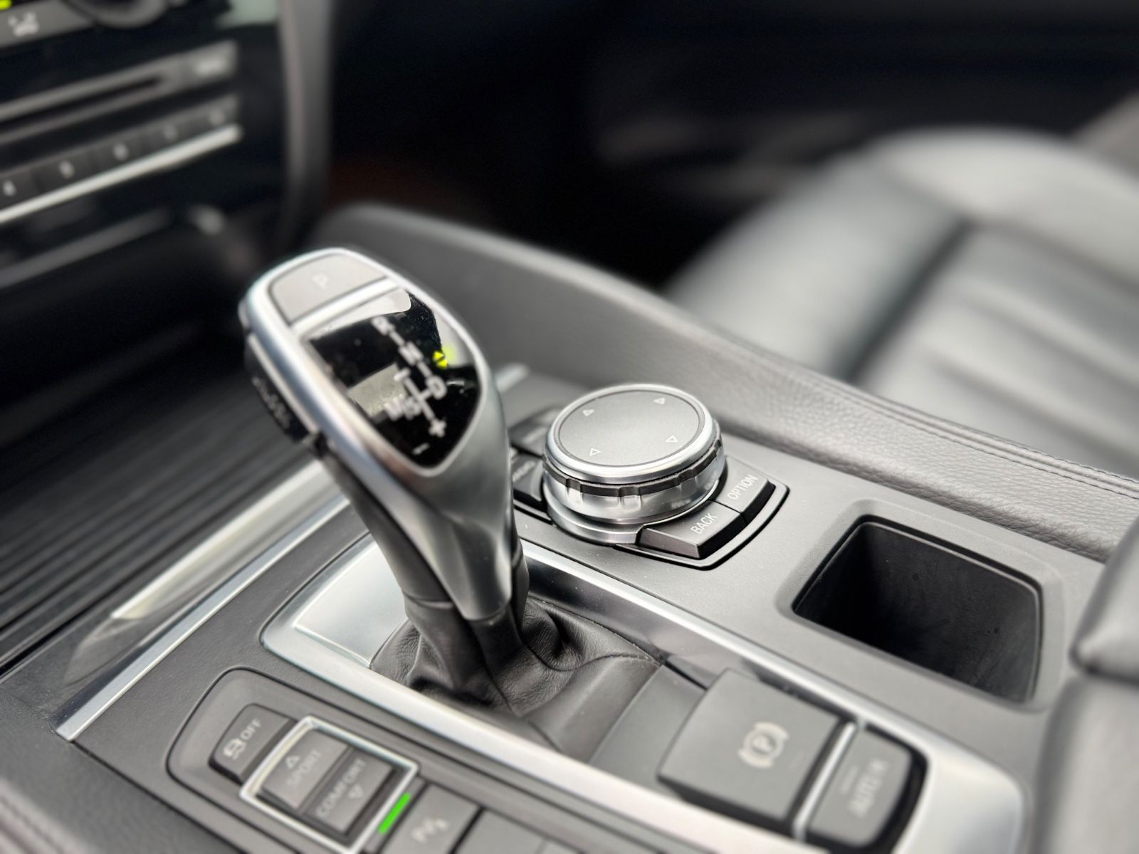 Fahrzeugabbildung BMW X6 XDrive 30 D M-PAKET*NAVI*PANORAMA*R-KAMERA*