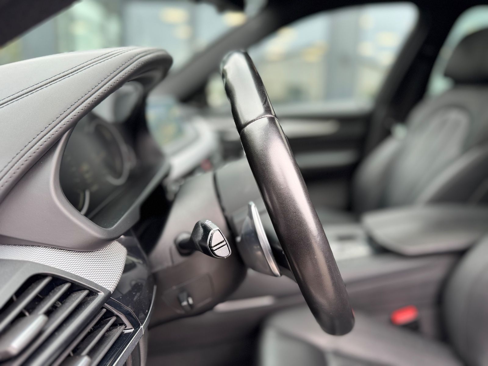 Fahrzeugabbildung BMW X6 XDrive 30 D M-PAKET*NAVI*PANORAMA*R-KAMERA*