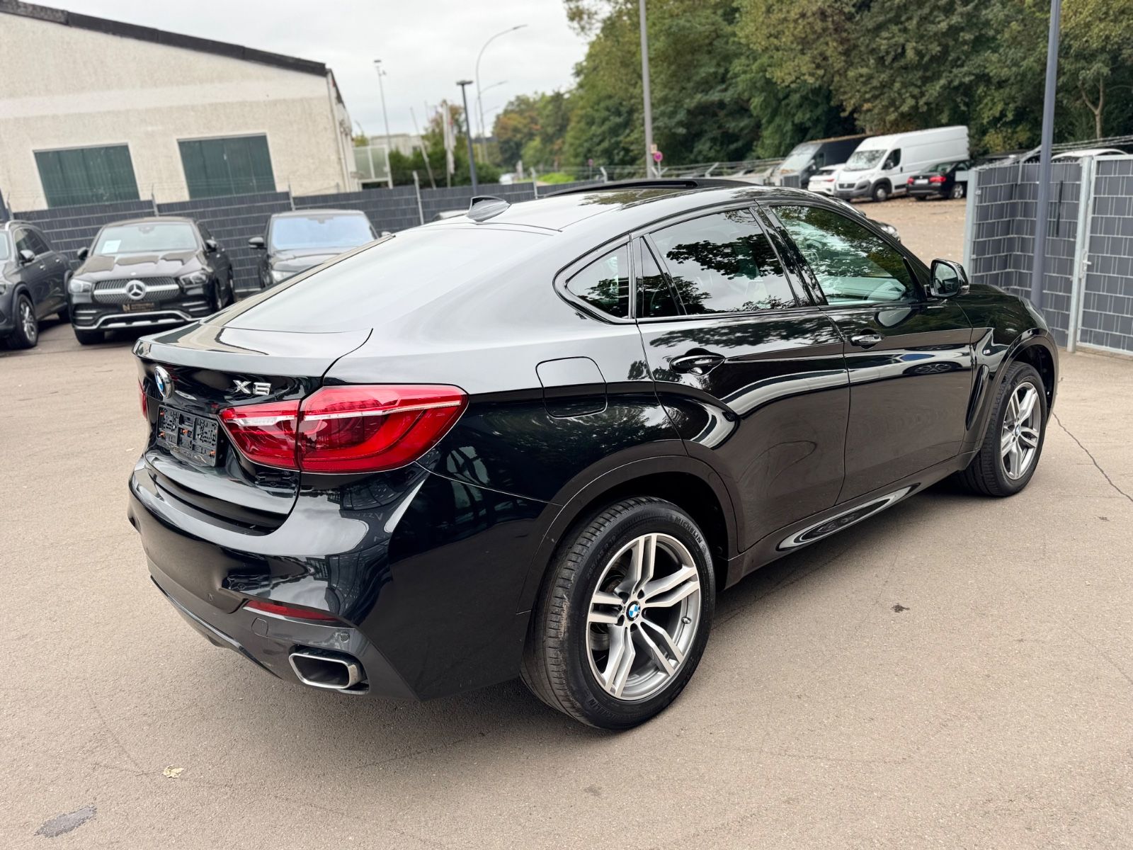 Fahrzeugabbildung BMW X6 XDrive 30 D M-PAKET*NAVI*PANORAMA*R-KAMERA*